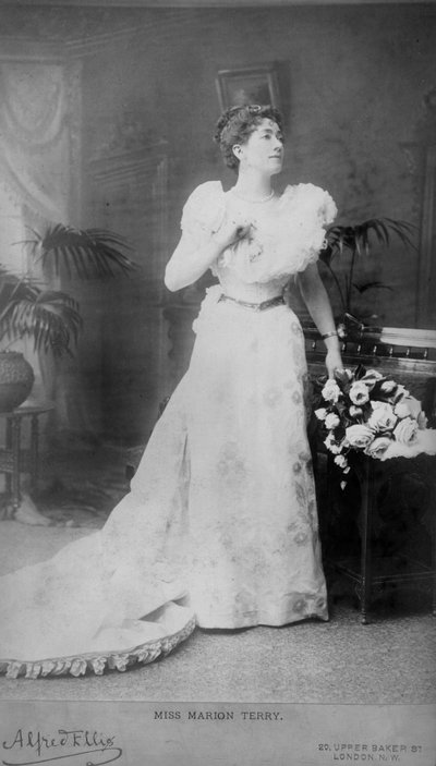 Miss Marion Terry als Lady Windermere, fotografiert von Alfred Ellis, in Lady Windermeres Fächer, aufgeführt im St. James Theatre, am 20. Februar 1892 von English Photographer